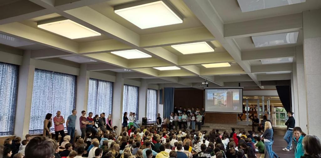 Schülerinnen und Schüler der MSK sitzen in der Aula