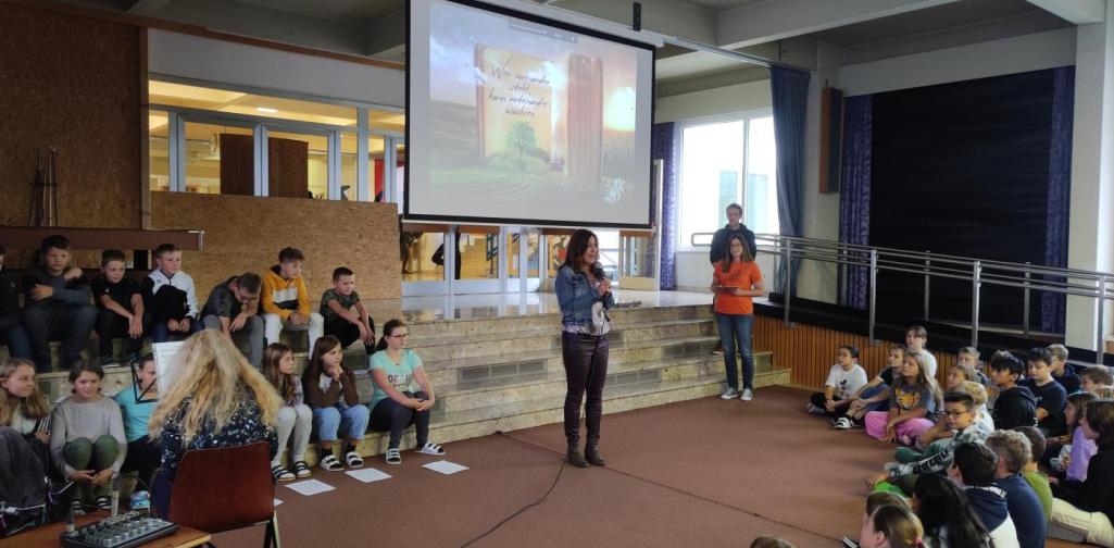 Myriam Koch begrüßt alle im neuen Schuljahr