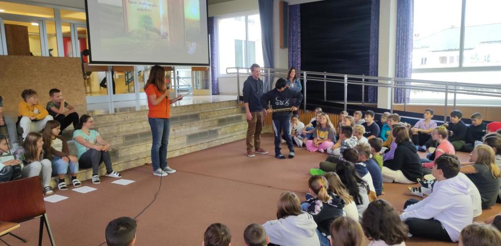 Beate Hosp erzählt die Geschichte von den sieben Stäben