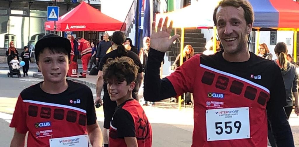 Schüler und Lehrer Singer beim Laufen